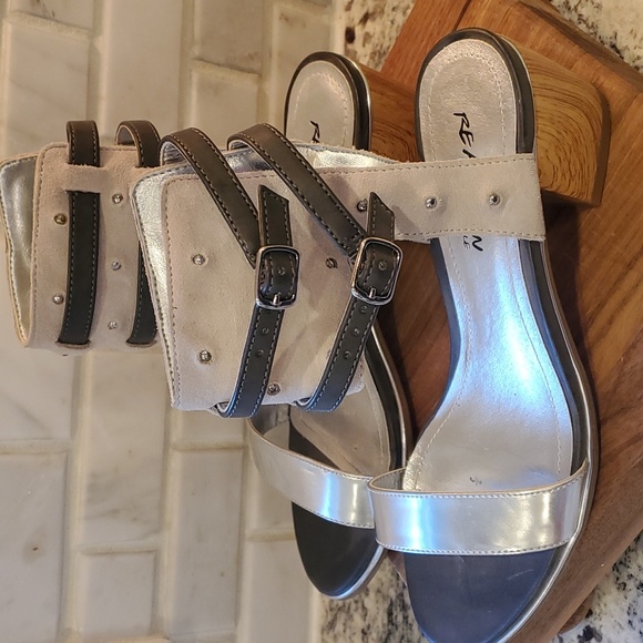 Women's Kenneth Cole Reaction Silver Sandals - Picture 4 of 8